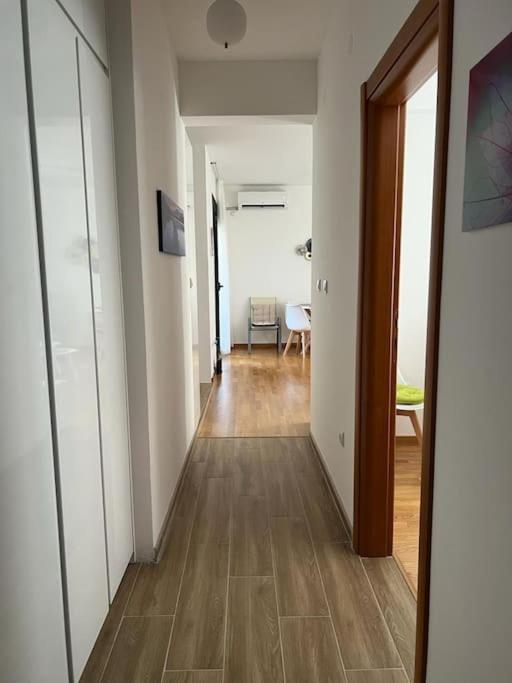 קוטור Modern Seaside Apartment With Balcony Tale Apartment מראה חיצוני תמונה