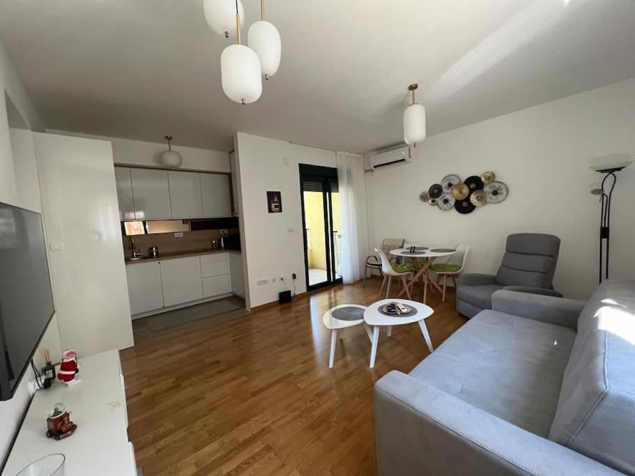 קוטור Modern Seaside Apartment With Balcony Tale Apartment מראה חיצוני תמונה