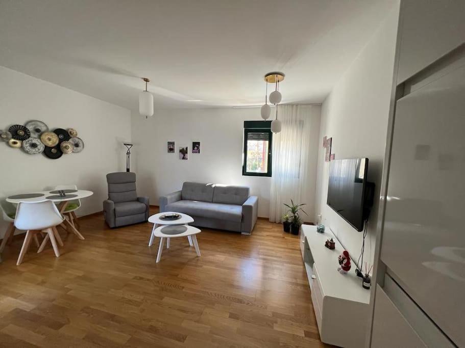 קוטור Modern Seaside Apartment With Balcony Tale Apartment מראה חיצוני תמונה